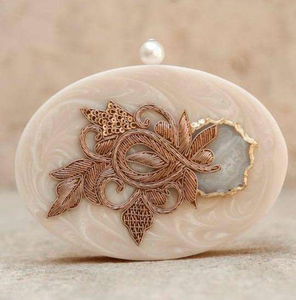 Bolso de mano tipo clutch de media luna de resina de diseño con elegante correa color crema, duradero y hecho a mano por MULTI CRAFT - Product Image 6