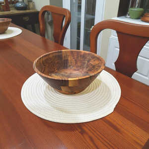 Bol en bois d'acacia, bol à salade rustique, bol à salade artisanal en bois, bol de service en bois naturel pour la cuisine - Product Image 1