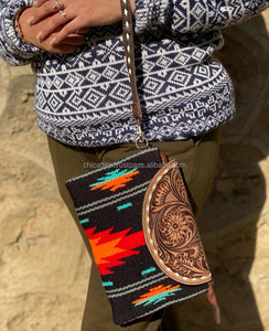 Bolso de mano de cuero con herramientas aztecas hecho a mano, elegante manta de sillín para mujer, carteras de cuero, bolso de mano de cuero con herramientas de alta calidad - Product Image 2