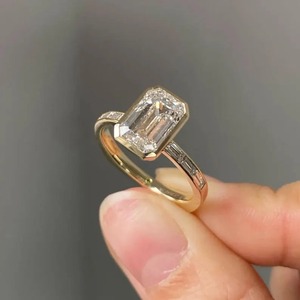 Bague de fiançailles en moissanite taille émeraude avec pierres latérales baguette, style vintage unique, bague Art Déco en moissanite. - Product Image 2
