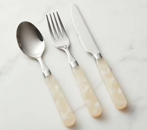 Ensemble de couverts élégants avec manches blancs nacrés et ustensiles en acier inoxydable poli miroir pour les dîners de mariage - Product Image 1