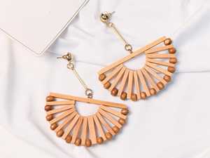 Boucles d'oreilles en bois faites à la main, bijoux en matériaux naturels, accessoires de mode légers pour femmes, vente en gros de composants de bijoux - Product Image 2