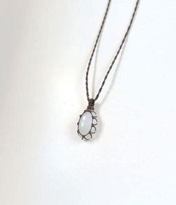 Collar con Colgante de Macramé Hecho a Mano con Piedra Lunar Arcoíris, Cordón Negro, Joyería Boho con Cristal Curativo para Mujer - Product Image 1