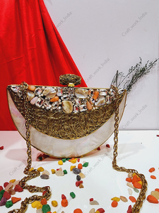 Pochette demi-lune en nacre indienne avec cadre en laiton et travail de fil de cristal, sac de soirée de luxe pour mariage, cadeau d'anniversaire - Product Image 3