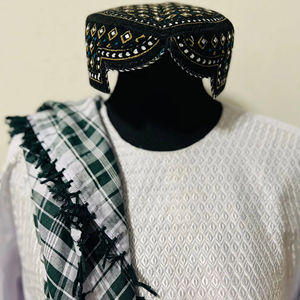 Collier de style tribal afghan turkmâne traditionnel avec des breloques en métal à franges complexes et des perles multicolores - Product Image 1