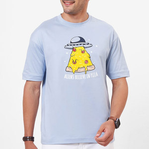 Camiseta de Manga Corta para Hombre, Color Azul Claro, Cuello Redondo, con Estampado de Pizza Alienígena, Corte Regular Informal, 100% Algodón Jersey - Product Image 1