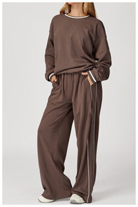 Ensemble de survêtement d'hiver quatre pièces imprimé à capuche pour femme avec pull à col rond, pantalon/short large et logo frontal - Product Image 4