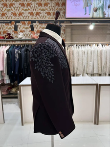Traje de Blazer Bordado Color Vino Oscuro para Hombre – Esmoquin de Diseñador para Bodas y Fiestas con Bordado Metálico y Broche de Cadena - Product Image 6