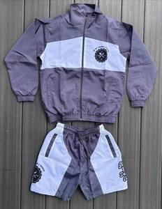 Conjunto de Chaqueta Corta y Pantalones Cortos de Dos Piezas Personalizado, Estilo Windbreaker, con Parches, Cierre de Cremallera, Nailon y Poliéster, Ropa Deportiva Urbana para Hombre - Product Image 1