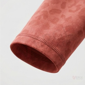 Conjunto de Yoga de 2 Piezas para Mujer con Estampado de Leopardo Coral, Top Corto con Tirantes Cruzados y Leggings de Cintura Alta - Product Image 6