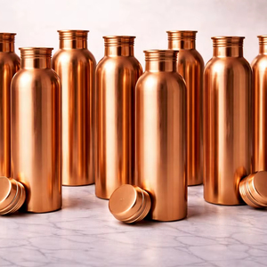 Bouteille en cuivre réduisant le besoin de remplacements fréquents en offrant une solution d'hydratation durable et réutilisable. - Product Image 1