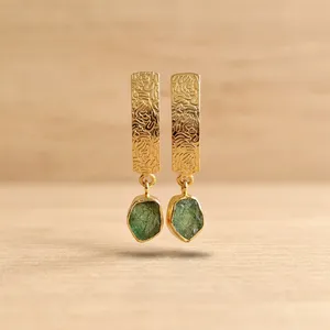 Boucles d'oreilles pendantes hypoallergéniques en quartz fraise vert naturel, laiton plaqué or 18 carats, texture de designer, style statement - Product Image 1