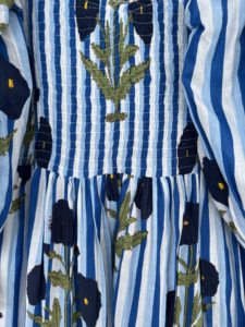 Robe longue trapèze smockée bleue à motif floral vintage, col en V, manches bouffantes, froncée, été, 100 % coton, légère et respirante pour femme - Product Image 3