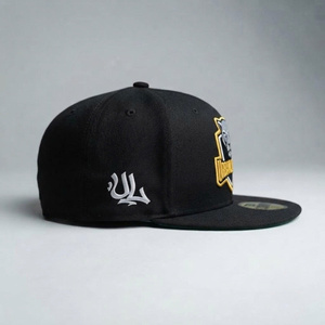Casquette Snapback noire avec logo brodé, 6 panneaux, visière plate, tissu en coton premium, fermeture réglable, style streetwear, pour l'extérieur - Product Image 2