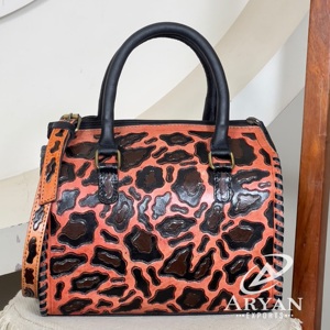 Nuevas Bolsas de Viaje de Fin de Semana Unisex de Lujo, Hechas a Mano con Cuero Vacuno y Estampado de Leopardo, Estilo Moderno - Product Image 1
