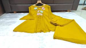 La temporada festiva requiere atuendos que brillen con la misma luminosidad que las celebraciones. Con este conjunto festivo de georgette puro, ¡estás listo para la fiesta! - Product Image 3