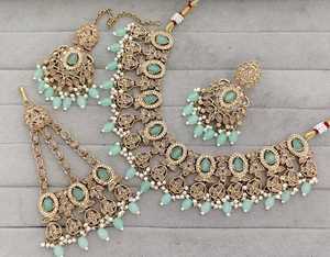Parure de mariée élégante et de haute qualité, plaquée or, comprenant un collier ras-du-cou, des boucles d'oreilles et un Maang Tikka, en zircon plaqué rhodium, pour mariage, dernière collection - Product Image 3