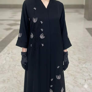 Robes de soirée/du soir de luxe pour femmes RN en tissu mat marbré importé, broderie de feuilles faite à la main, infroissable, silhouette droite - Product Image 1