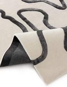 พรมขนสัตว์แบบทัฟท์มือคุณภาพพรีเมียม ลายแบบนามธรรม ขนสั้น ด้านหลังทำจากยางลาเท็กซ์ สีเบจกลาง ตกแต่งบ้านสไตล์โมเดิร์น นุ่มสบาย เหมาะสำหรับห้องนั่งเล่น บาร์ หรือใช้สำหรับละหมาด - Product Image 3