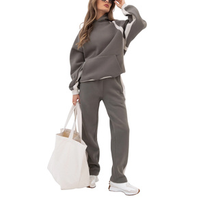 Ensemble de survêtement professionnel pour femme, personnalisable, léger et respirant, idéal pour les séances de course - Product Image 1