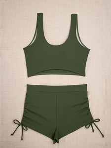 Ensemble de yoga 2 pièces vert olive pour femme, col rond, bretelles croisées, short froncé taille haute, respirant, en spandex et polyester - Product Image 4