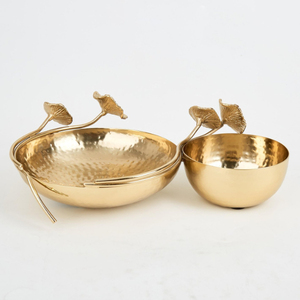 Juego de tazones para servir de metal martillado dorado, diseño de hoja de ginkgo hecho a mano, vajilla decorativa de moda. - Product Image 1