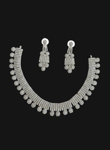 Parure de bijoux de mariée de luxe plaqué argent avec collier ras-du-cou géométrique en zircone cubique, collier à pampilles en diamant américain et boucles d'oreilles - Product Image 3