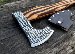 Axe Viking à barbe faite à la main A&M ENTERPRISES avec tête en acier gravée de runes, manche en bois bicolore rayé et haches assorties - Product Image 5