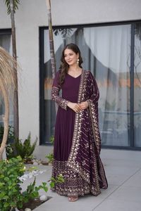 ชุดเดรส Anarkali ปักลายดีไซเนอร์ พร้อมผ้าคลุมไหล่ ผ้าจอร์เจตต์ฟ็อกซ์ ปักลายหนักประดับด้วยเลื่อม - Product Image 4