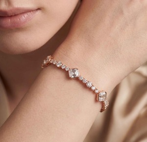Magnifique bracelet en or rose 9 carats avec diamants de laboratoire ovales orientés est-ouest, 7,75 CTW - Product Image 1