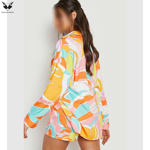 Conjunto de 2 piezas de pantalones cortos de satén para mujer, estampado floral, cuello en V, manga larga, ajuste holgado, ropa informal de primavera y verano, conjunto de camisa y pantalones cortos para mujer - Product Image 3
