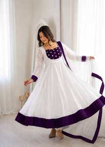 ชุดเดรส Anarkali ผ้าไหมแฟนดี้ งานปักลายฉลุและประดับเลื่อม พร้อมกางเกงและผ้าคลุมไหล่ ชุดสำเร็จรูปพร้อมสวมใส่ - Product Image 3