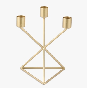 Support de bougie conique à 3 bras en métal doré - Candelabre géométrique moderne fait main écologique pour centre de table et décoration intérieure - Product Image 1