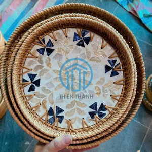 ถาดเสิร์ฟหวายทรงกลมลายสีเขียวประดับเปลือกหอยมุก งานฝีมือสานมือ ถาดโชว์บนโต๊ะ สไตล์โบโฮ ตกแต่งบ้านแนวชายทะเล - Product Image 6