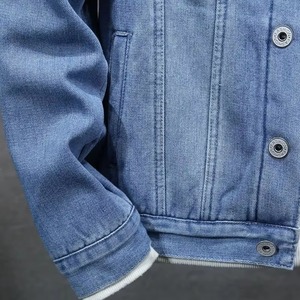 เสื้อแจ็คเก็ตยีนส์ผู้ชายสำหรับฤดูหนาว สีฟ้าอ่อน คอตั้ง มีกระเป๋าหน้าบุขนสัตว์เทียมแบบเป็นมิตรต่อสิ่งแวดล้อม แต่งขอบด้วยขนเฟอร์เทียม อุ่นสบาย - Product Image 6