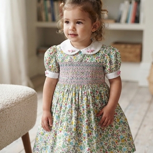 Vestido de algodón con estampado floral para niñas, con cuello Peter Pan y mangas abullonadas, estilo A, largo hasta la rodilla, estilo primaveral, con detalles de smock inglés. - Product Image 1