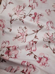Tissu Popeline de Mousseline de Viscose Biologique Imprimé Floral Estival Vibrant Motif Présage Floral pour Femmes et Filles Coupe Trapèze - Product Image 2