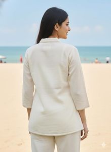 Tunique en coton Khadi – Chemise brodée à la main à motifs floraux pour femmes, idéale pour le bureau et la plage en été - Product Image 2