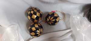 Adorno Navideño de Papel Maché Hecho a Mano, Bola Negra con Puntos Blancos y Dorados, Decoración Colgante de Estilo Tradicional, Adorno Festivo Artesanal - Product Image 2