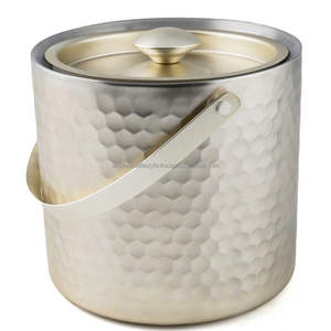 Cubo de hielo metálico de diseño clásico con tapa y asas laterales, ideal para almacenar hielo, enfriar vino y servir en bares. - Product Image 2