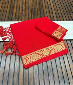Elegante Saree de Georgette Teñido a Mano con Tradicional Jari Chit Pallu y Blusa a Juego - Product Image 1