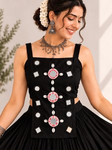 Conjunto de Blusa de Seda Romana con Adornos de Conchas y Efecto Espejo Negro de Secado Rápido y Falda Lehenga Plisada, Cuello Cuadrado, Corte Regular, Estilo Indio - Product Image 1