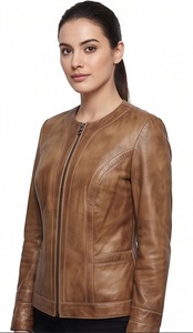 Chaqueta de cuero marrón para mujer al por mayor, sin cuello, cuello redondo, estilo motero, personalizada, desgastada, ajustada, proveedor de prendas de abrigo. - Product Image 2
