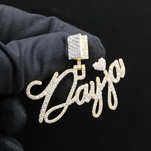 Colgante de Lujo Personalizado con Baño de Oro y Diamantes de Imitación Estilo Street Authority - Product Image 1