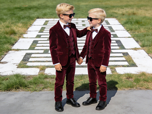 Conjunto de traje de terciopelo burdeos de lujo para niños – Esmoquin formal de 3 piezas para bodas y fiestas con pajarita - Product Image 2