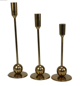 เชิงเทียนสามแขนออกแบบโดยใช้แท่นวางแบบทำมือสำหรับวางเทียนในเทศกาลคริสต์มาสและงานเทศกาล - Product Image 1