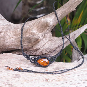 Collier en macramé fait main avec pendentif en ambre naturel, cordon noir réglable, bijoux bohèmes de guérison - Product Image 4