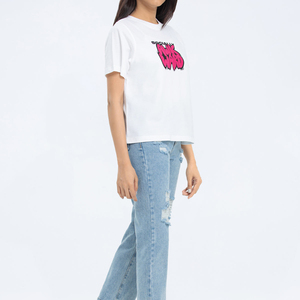 Camiseta Blanca de Manga Corta con Cuello Redondo y Estampado de Grafiti Rosa, Corte Regular, Estilo Casual para Hombre - Product Image 2