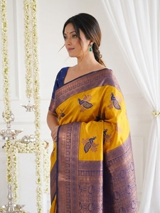 Sari Amarillo de Seda Banarasi Largo hasta el Suelo con Borde Morado y Estampado de Pavo Real, Blusa Azul con Protección Solar, Ropa Festiva para Mujer - Product Image 3