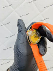 Montre-bracelet de style hip-hop avec cadran rond en acier inoxydable sertie de diamants moissanite et bracelet en caoutchouc - Product Image 2